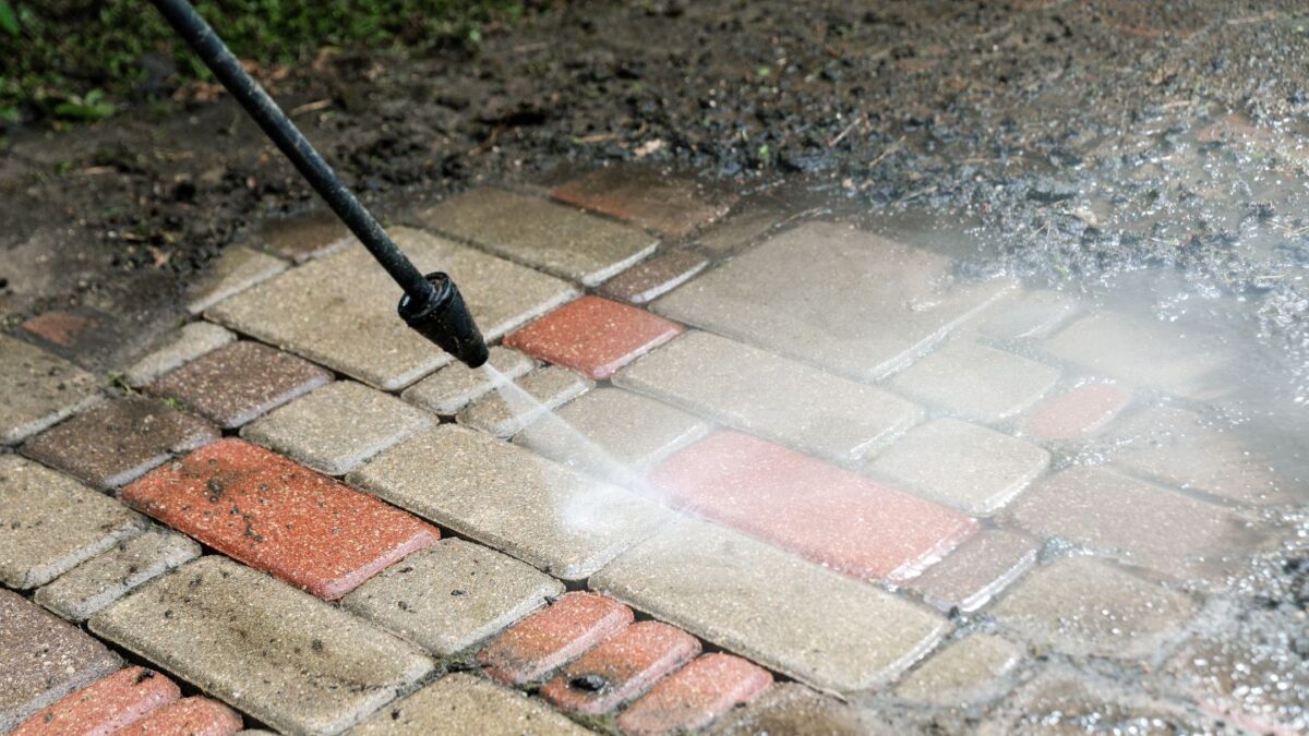 How to Select the Best Pressure Washing Services for Your HOA Community